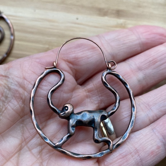 Metal hoop monkeys copper earrings - Picture 3 of 7